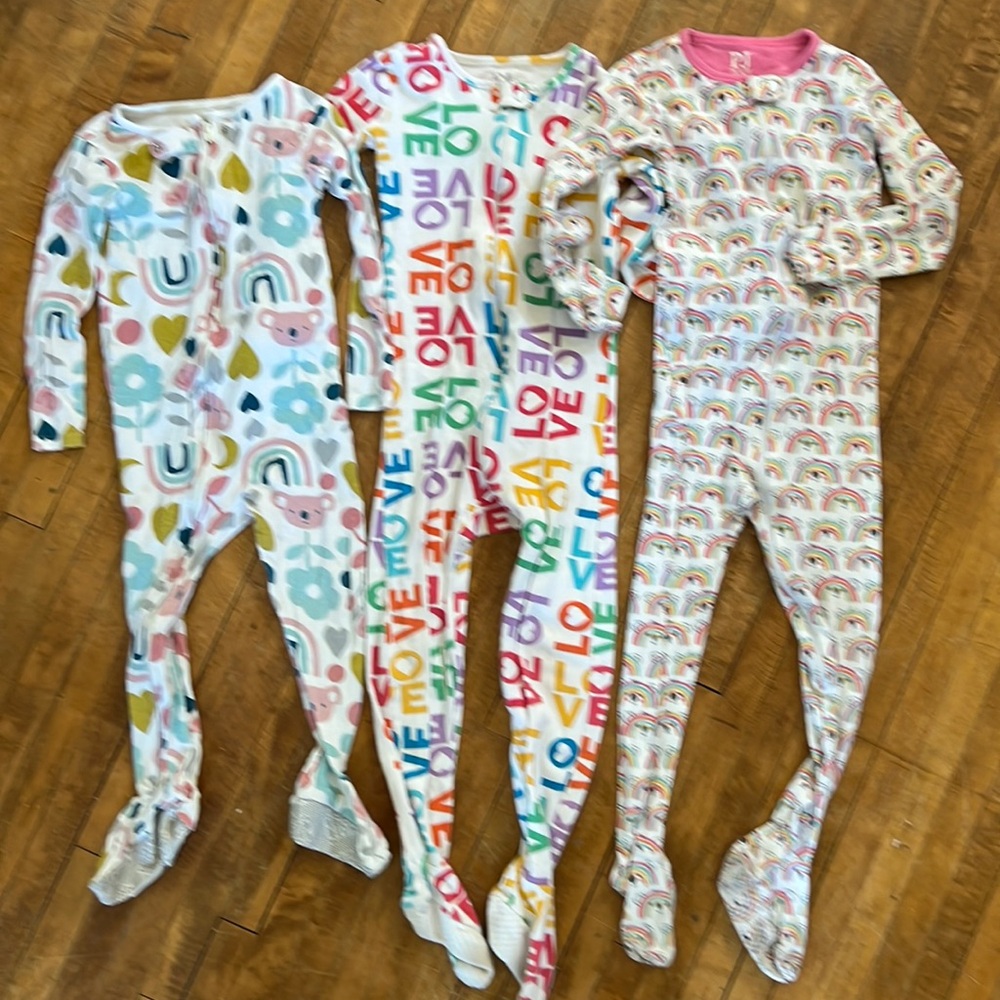 Bundle of rainbow sleep and plays 3T/4T